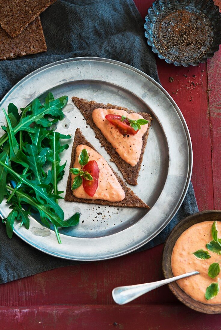 Brotecken mit Ricotta-Tomaten-Creme und Rucola