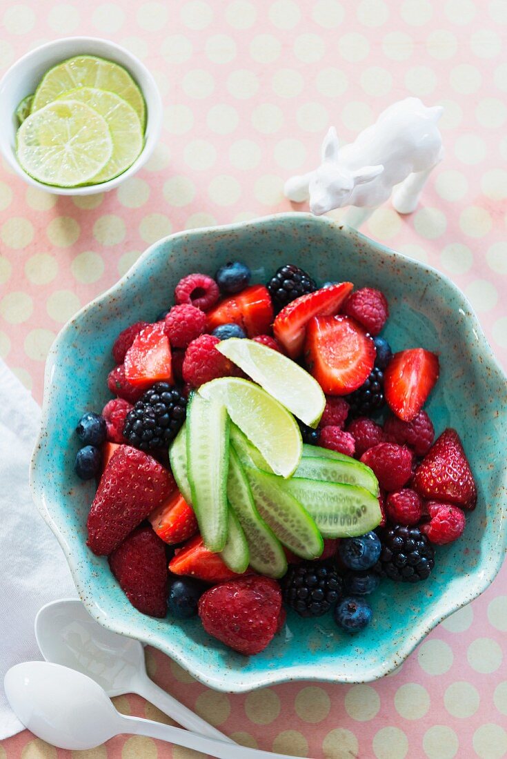 Berry salad with cucumber and lime