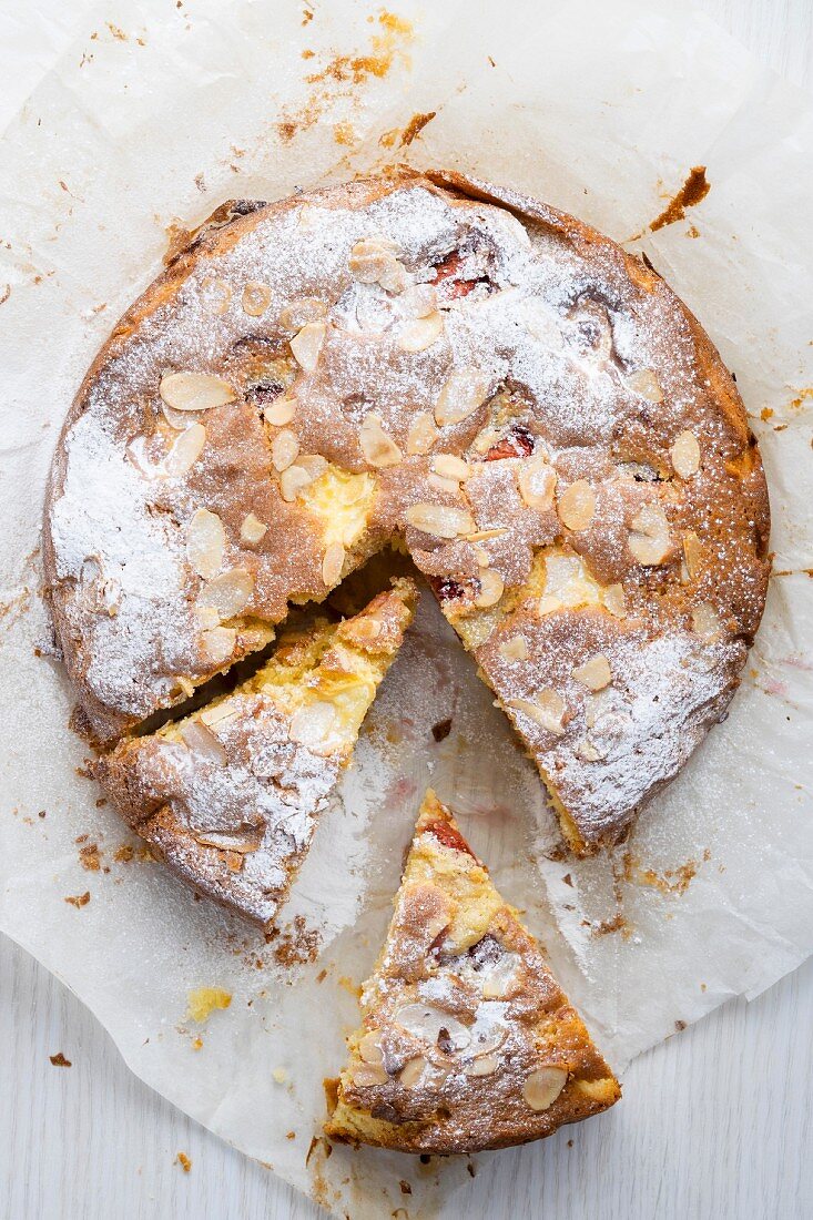 Erdbeer-Mandel-Biskuitkuchen, angeschnitten