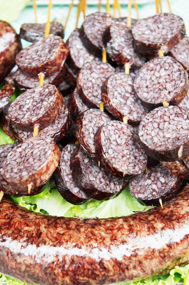 Slices of sausages on sticks (Lijiang, China)