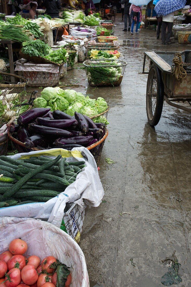 Gemüsekörbe auf einem Markt in Lijiang, China