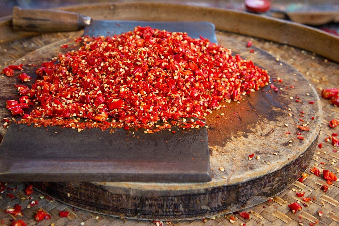 Gehackte Chilischoten auf einem Markt in Lijiang, China