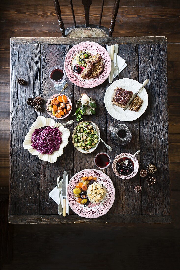 Nussbraten mit Wintergemüse (Rotkohl, Möhren, Rosenkohl) zu Weihnachten