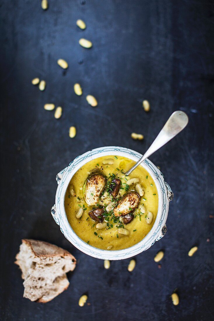 Bohnensuppe mit gebratenem Rosenkohl