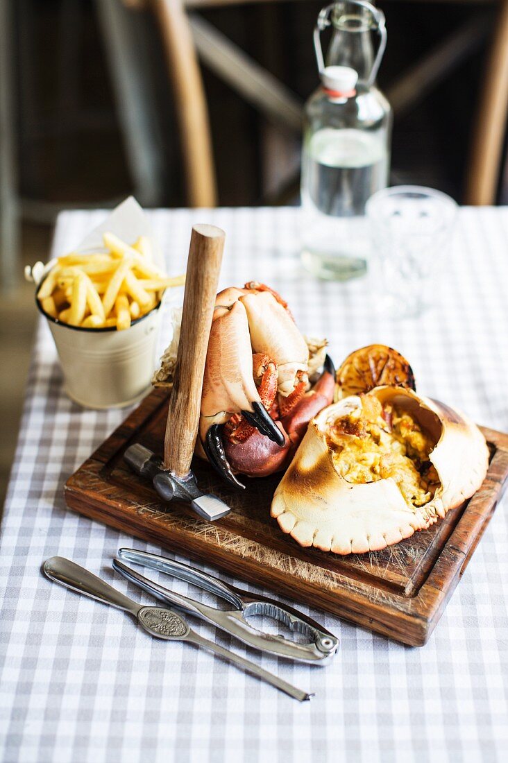 Taschenkrebs mit Pommes Frites