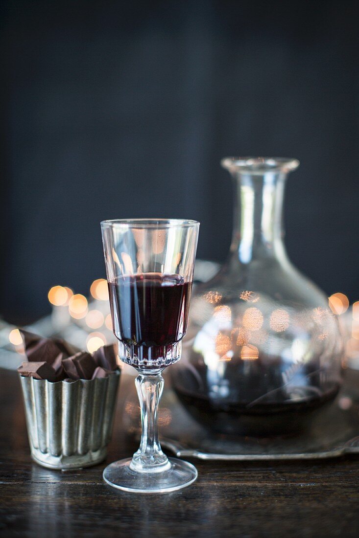 Portwein in Glas und Karaffe, Schokoladenkonfekt