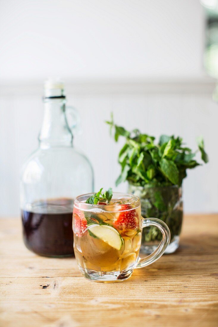 Pimms with strawberries and mint
