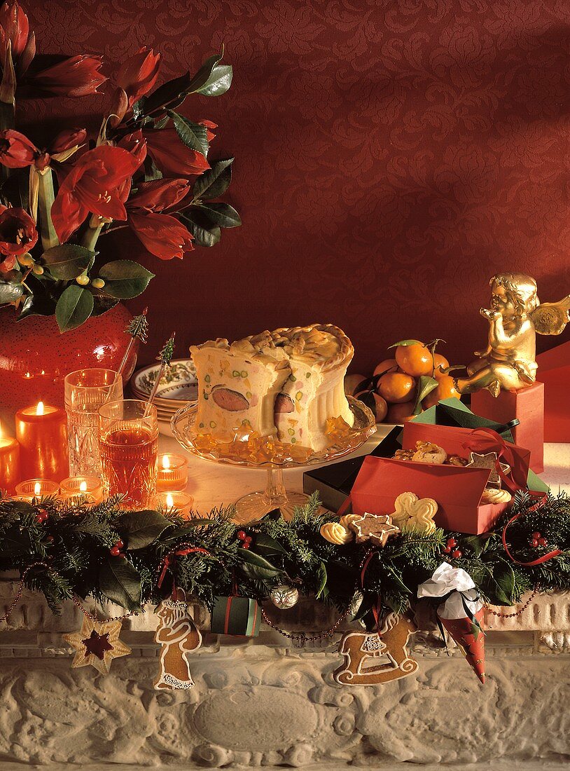Weihnachtlich gedeckter Tisch (Ausschnitt): Geflügelpastete