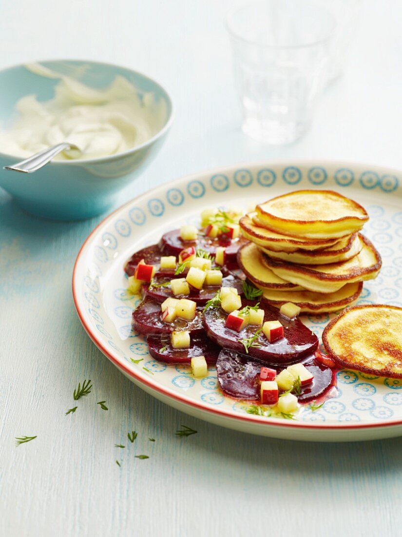 Meerrettich-Pancakes mit Rote-Bete-Scheiben