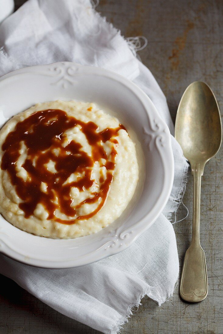 Melkkos (Südafrikanischer Milchpudding) mit Karamell