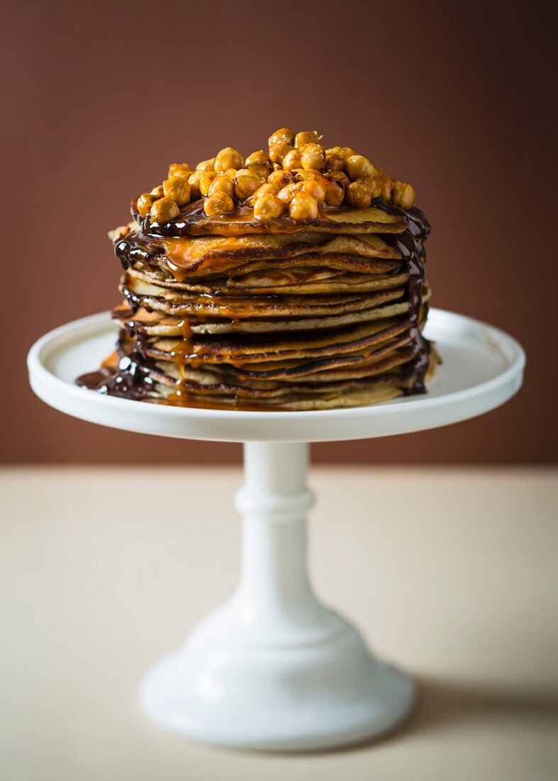 Pancakes mit karamellisierten Haselnüssen, Schokoladen- und salziger Karamelsauce