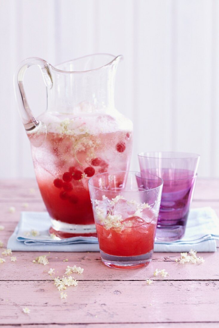 Limonade mit Holunderblüten, Johannisbeeren & Zitronengras