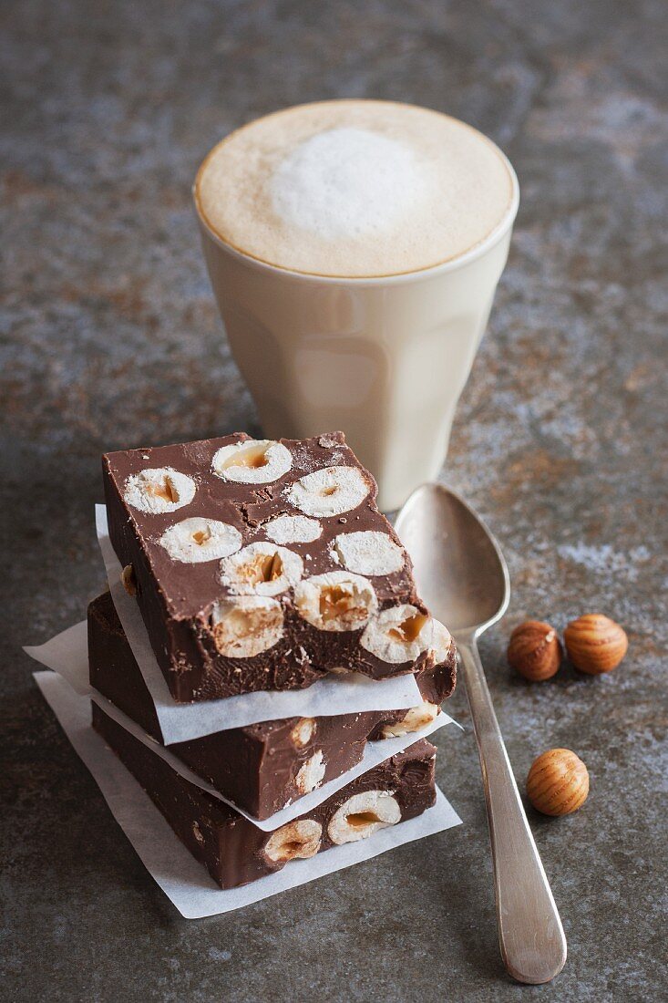 Schokoladenschnitten mit Haselnüssen und Caffe Latte