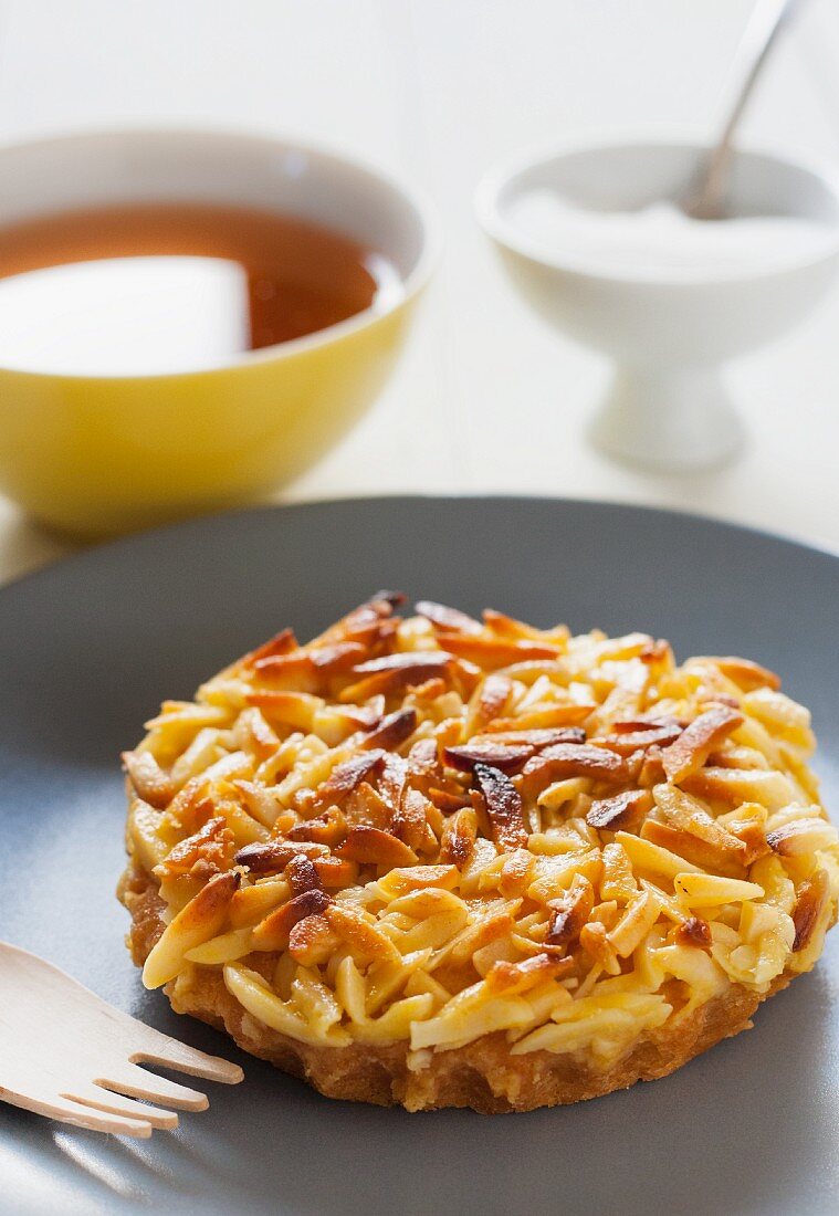 Caramelised almond tart with tea