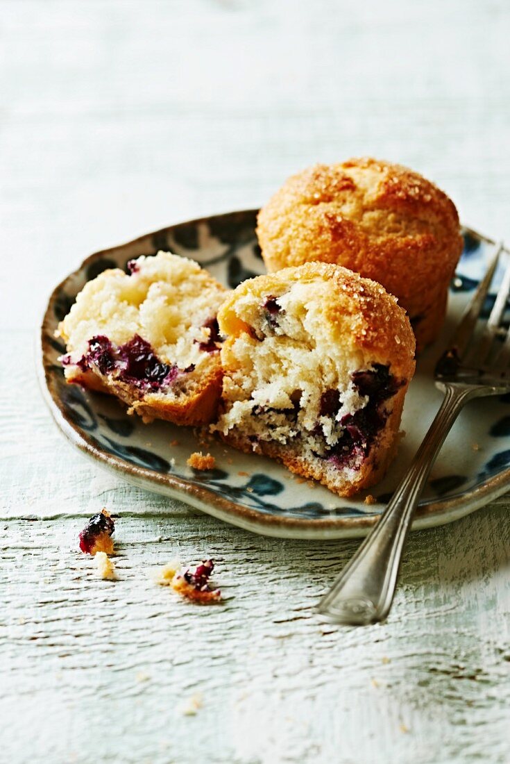 Heidelbeermuffins mit braunem Zucker