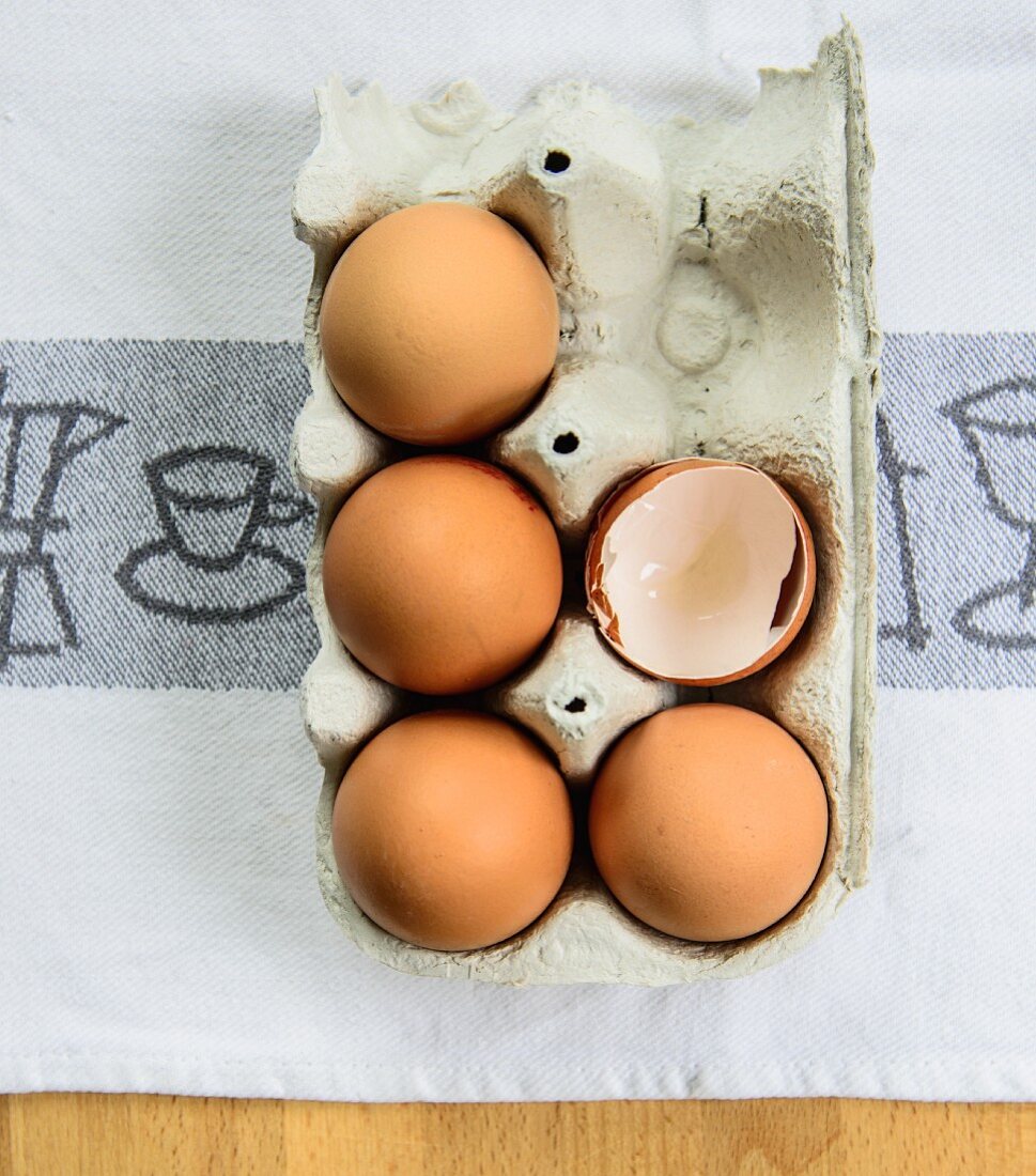 Ganze Eier und Eierschalen im Eierkarton