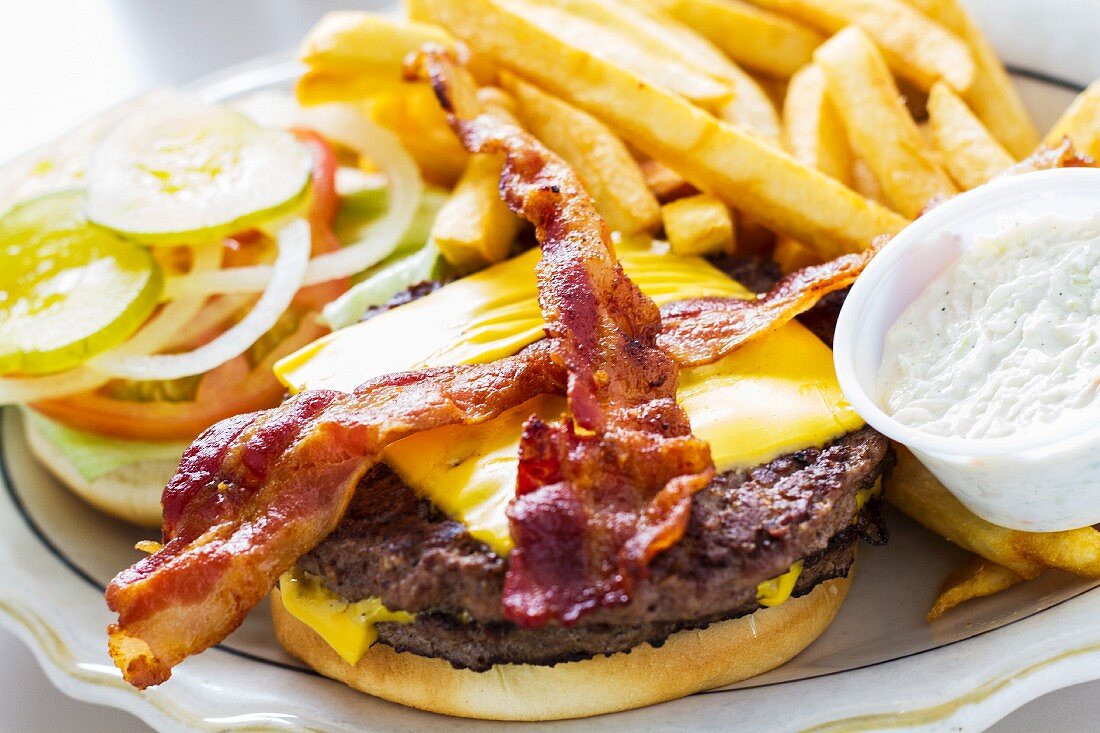 Cheeseburger mit Bacon und Pommes frites