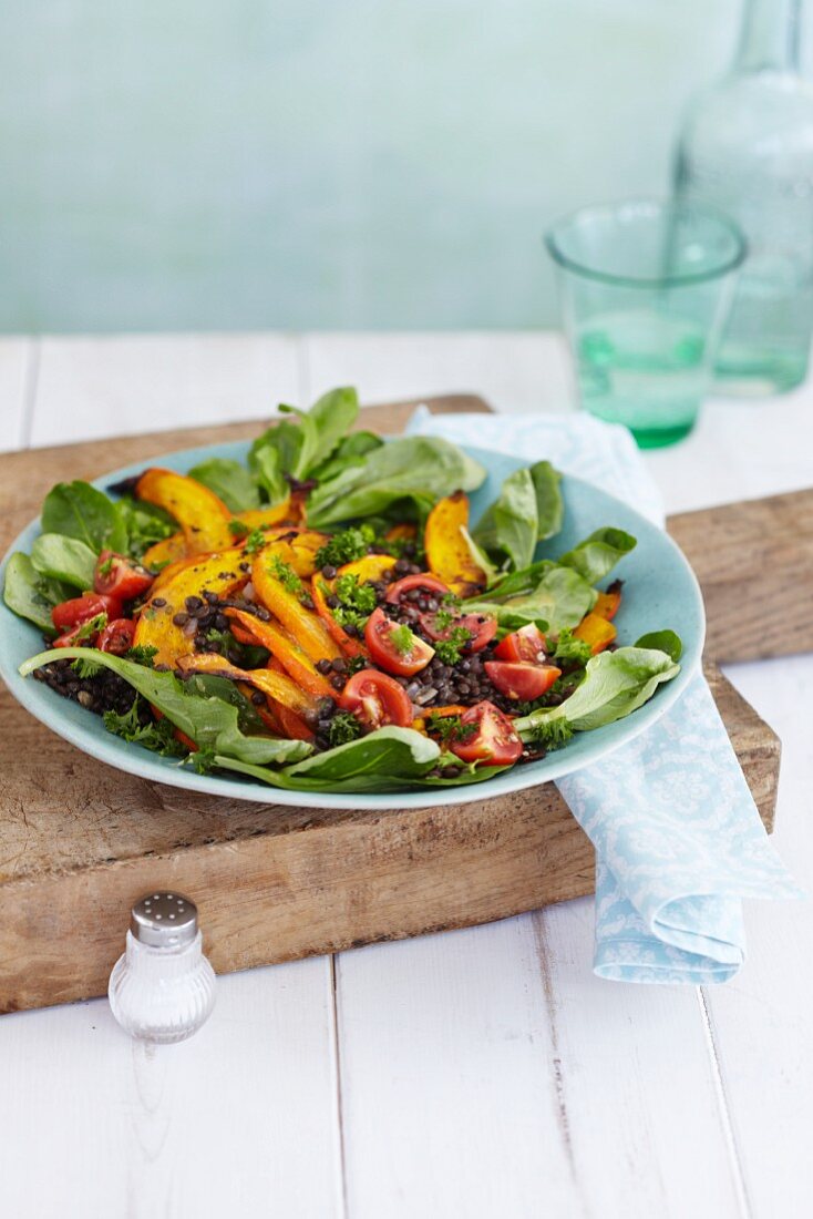 Feldsalat mit Kürbis, Tomaten & Linsen