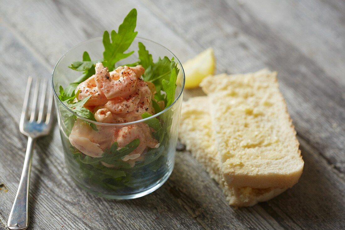 Shrimp cocktail with white bread