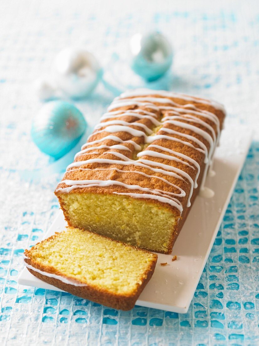 Zitronenkuchen mit Zuckergussstreifen, angeschnitten