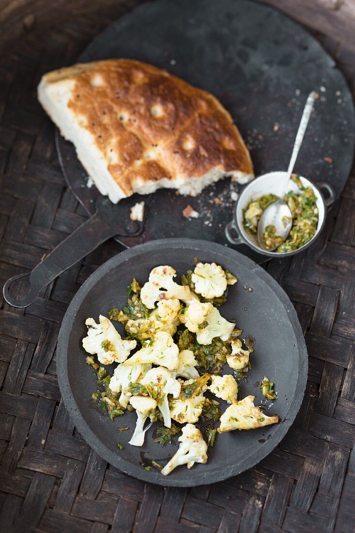 Gebratener Blumenkohl mit Fladenbrot