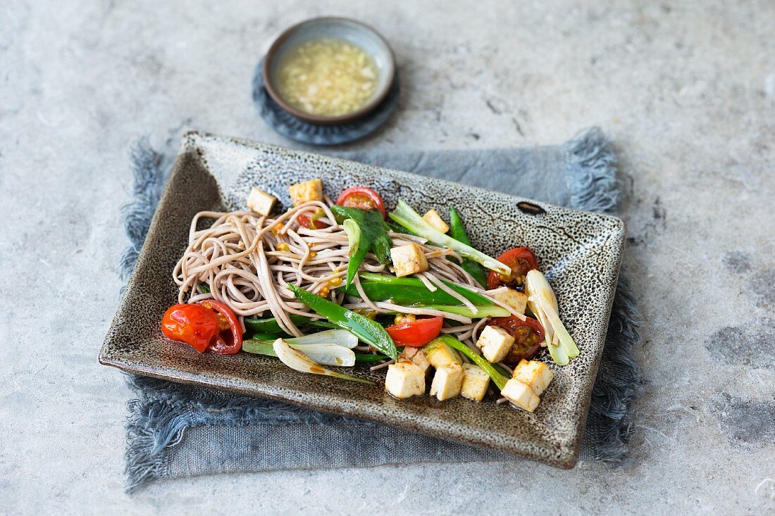 Asianudeln mit Tofu, Zuckerschoten & Tomaten