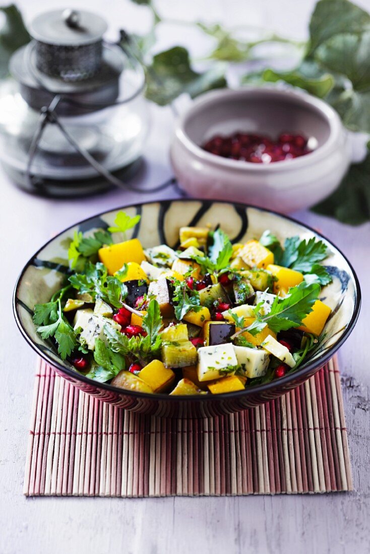 Auberginen-Kürbis-Salat mit Blauschimmelkäse und Granatapfelkernen