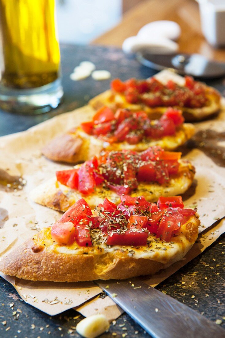 Bruschetta mit Käse und Tomaten