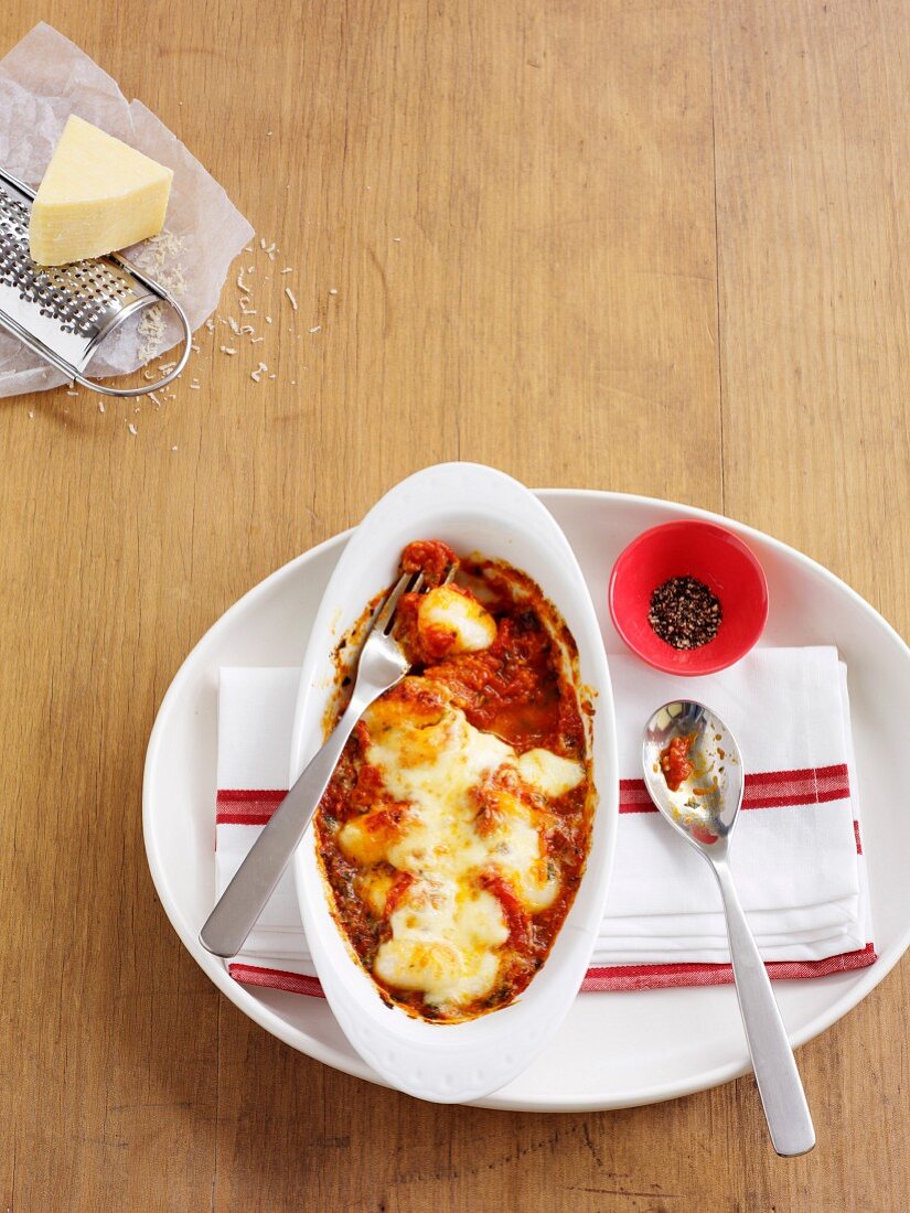 Gnocchi gratin with a spicy tomato sauce