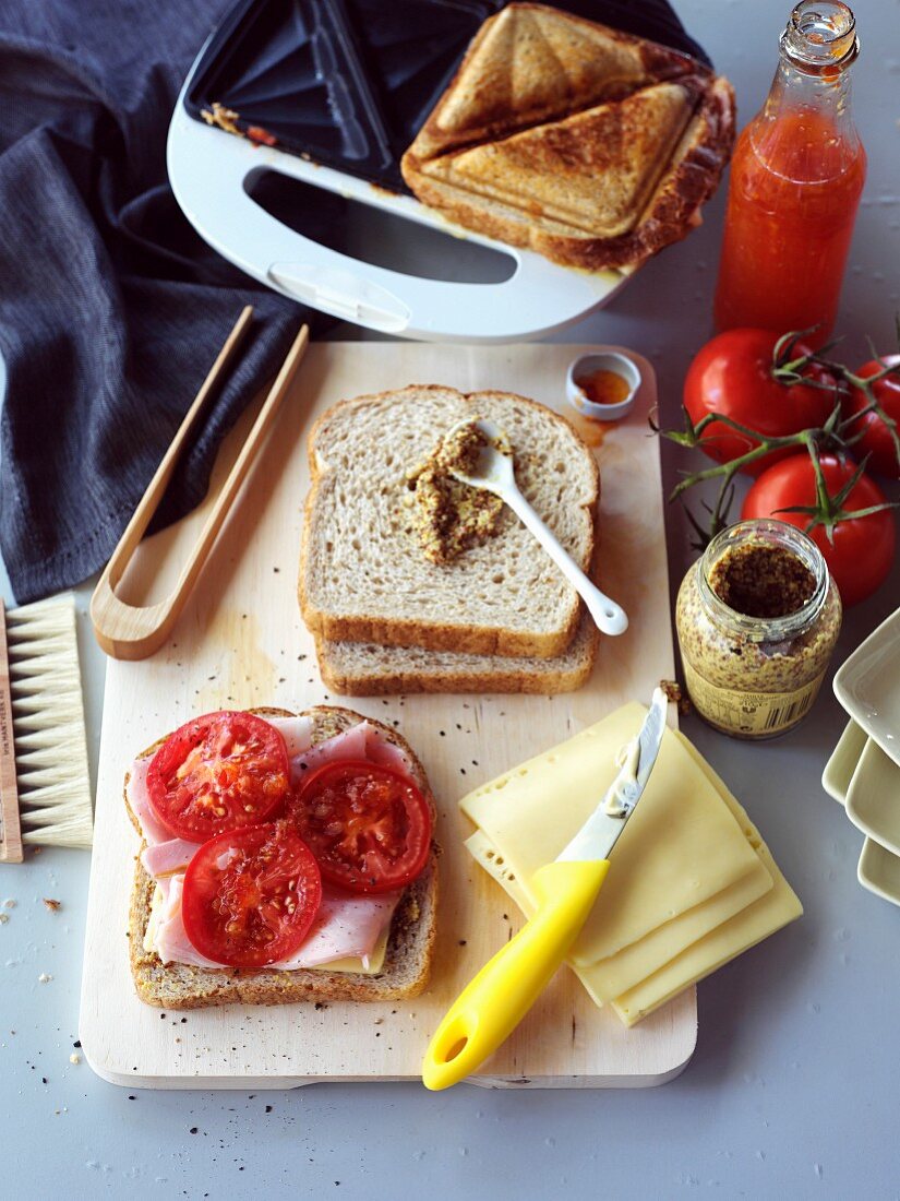 Schinken-Käse-Toast mit Tomaten und Senf