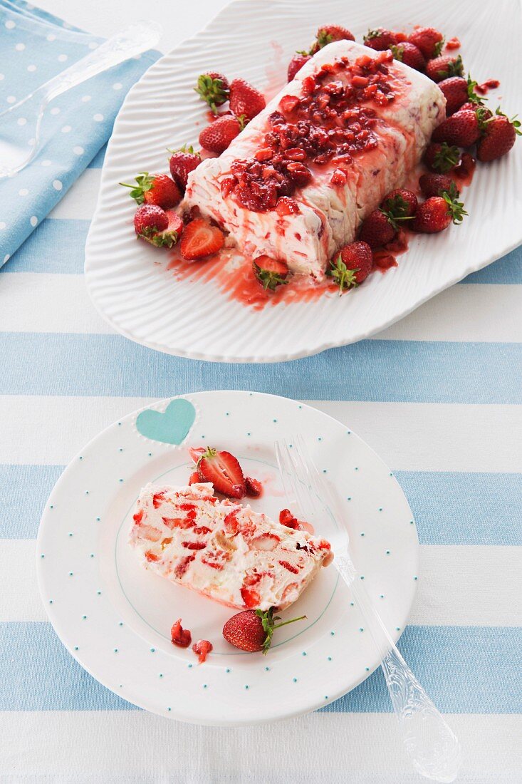 Eisdessert mit Erdbeeren und Baiser