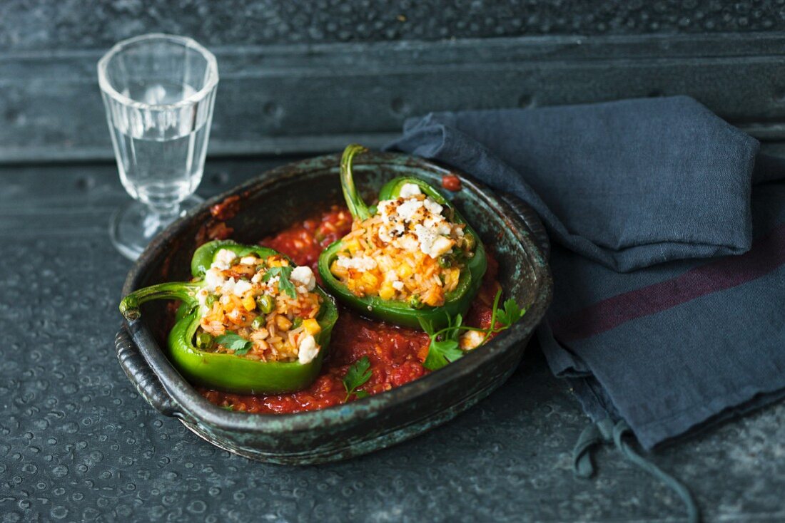 Gefüllte Paprika mit Tomatensauce