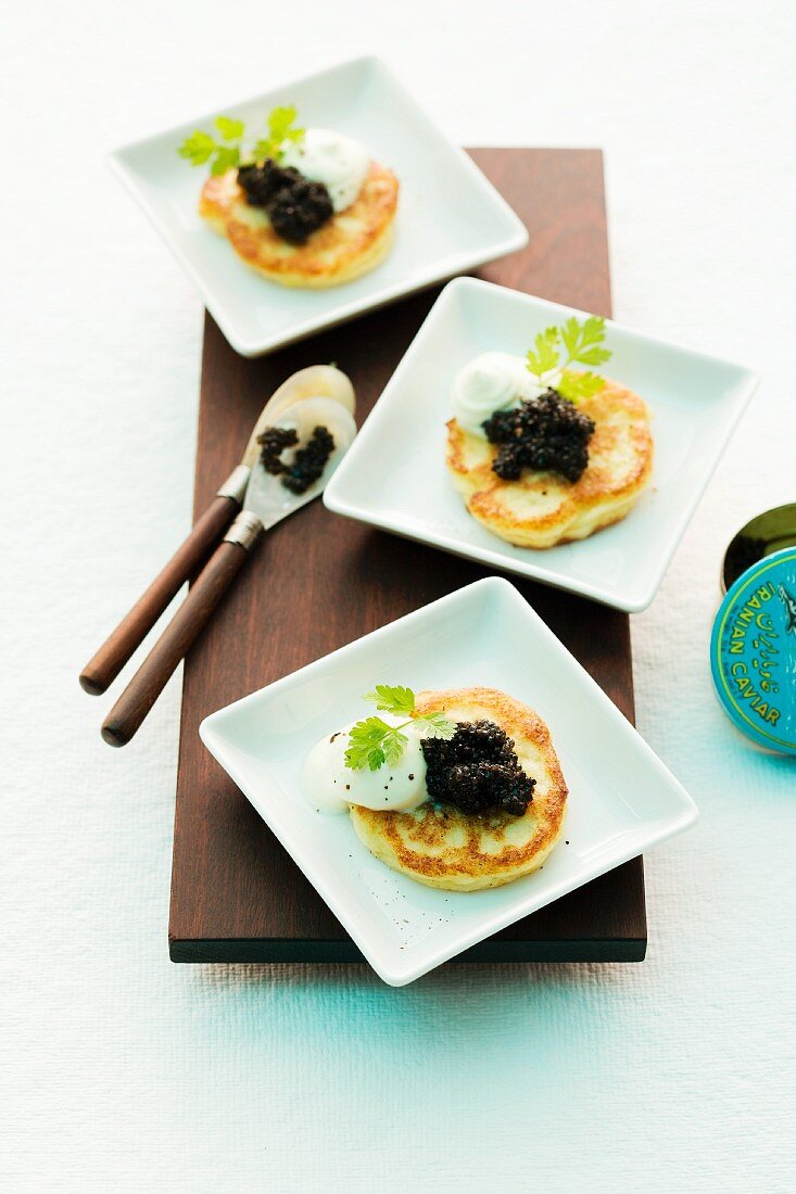 Gebackene Blumenkohl-Blinis mit Kaviar und Creme fraiche