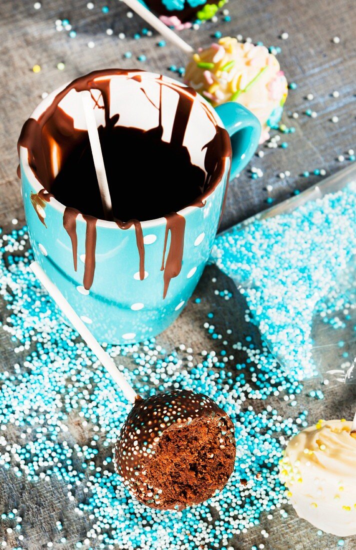 Schokoladen-Cake-Pop, angebissen