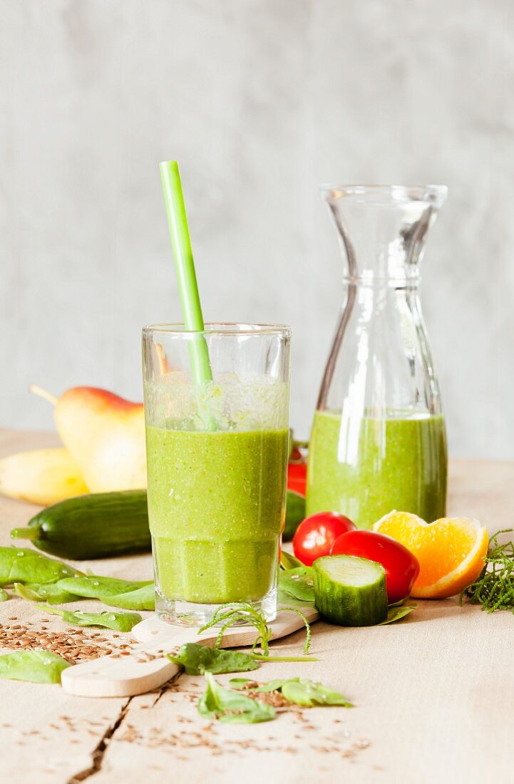 Cucumber and pear smoothie with spinach