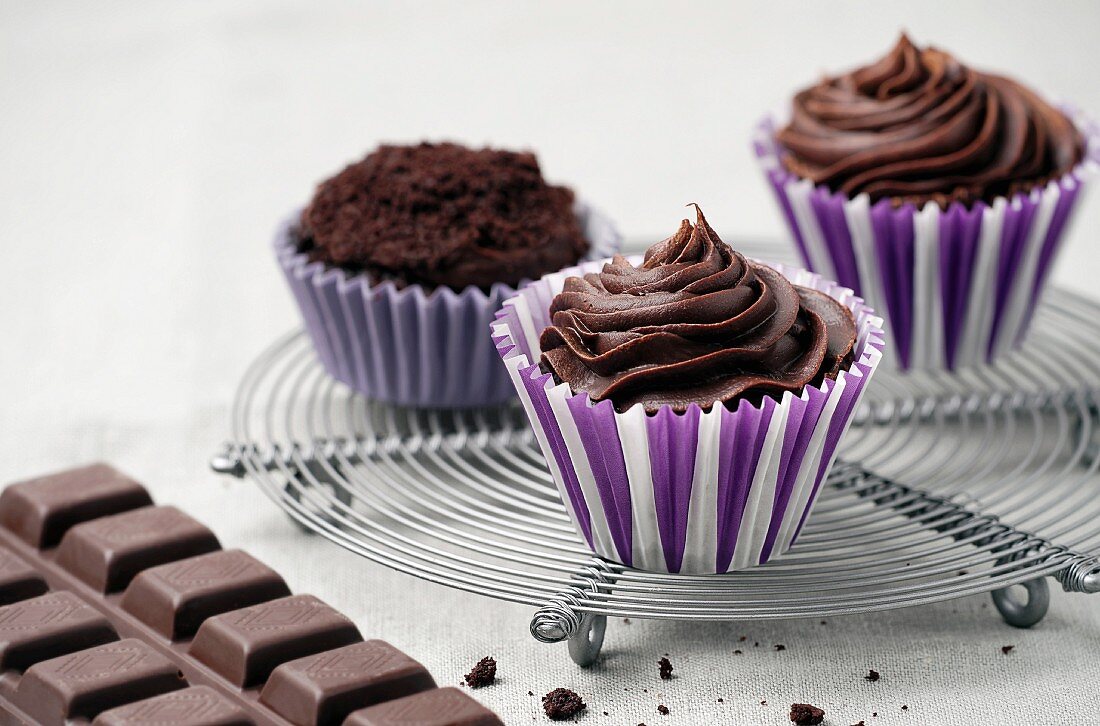 Schokoladen-Ganache-Cupcakes auf Kuchengitter