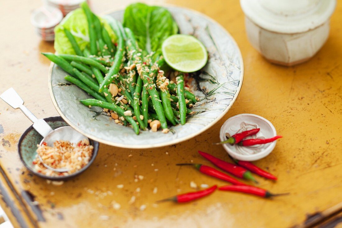 Bean salad with chilli and peanuts (Thailand)