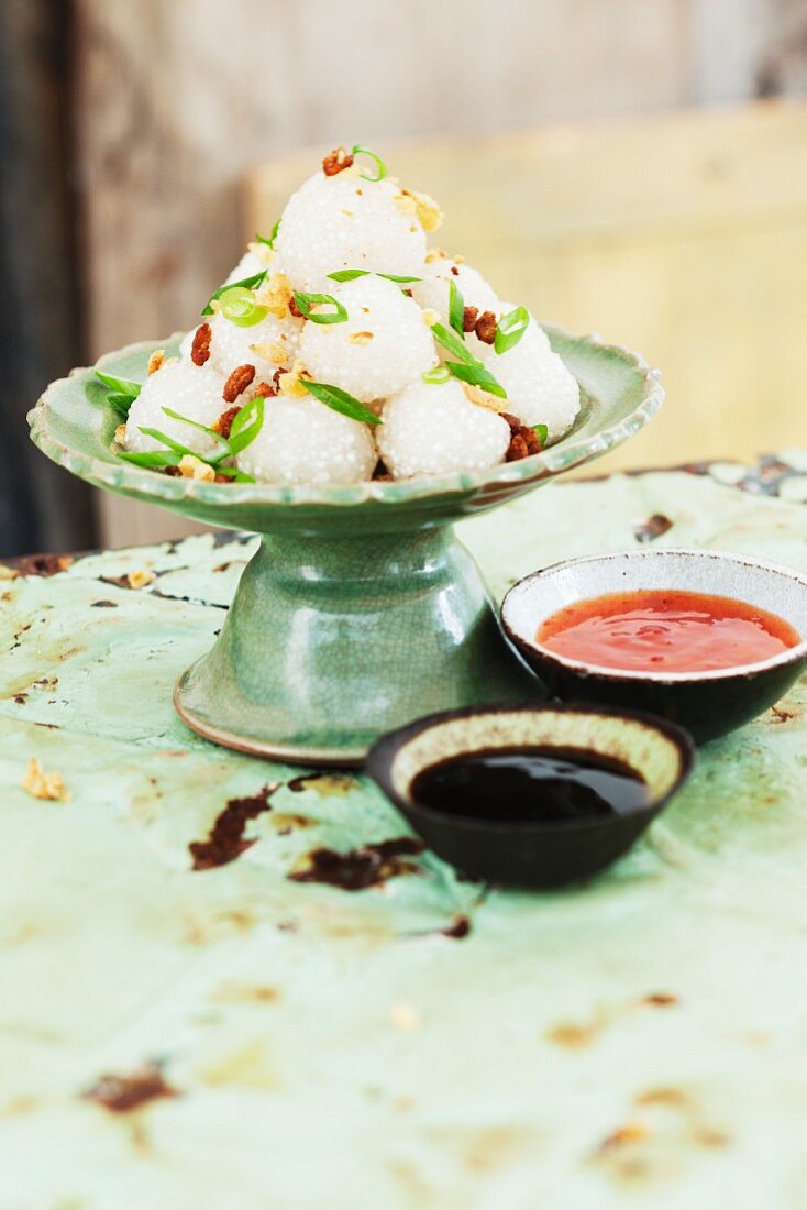 Gefüllte Tapiokaklösschen mit Dips (Thailand)