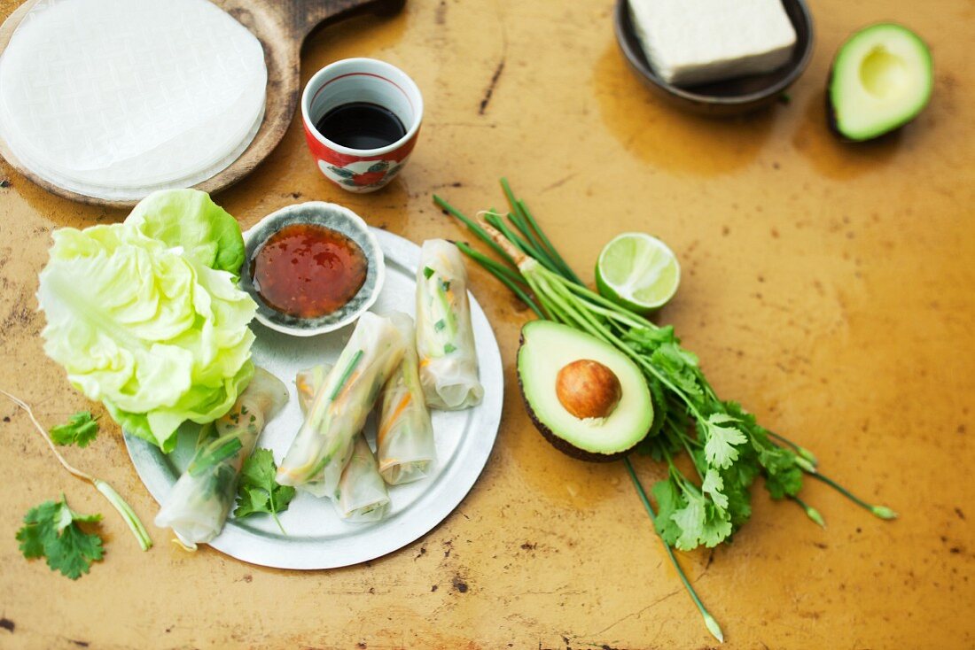 Reispapierröllchen mit Gemüsefüllung (Thailand)