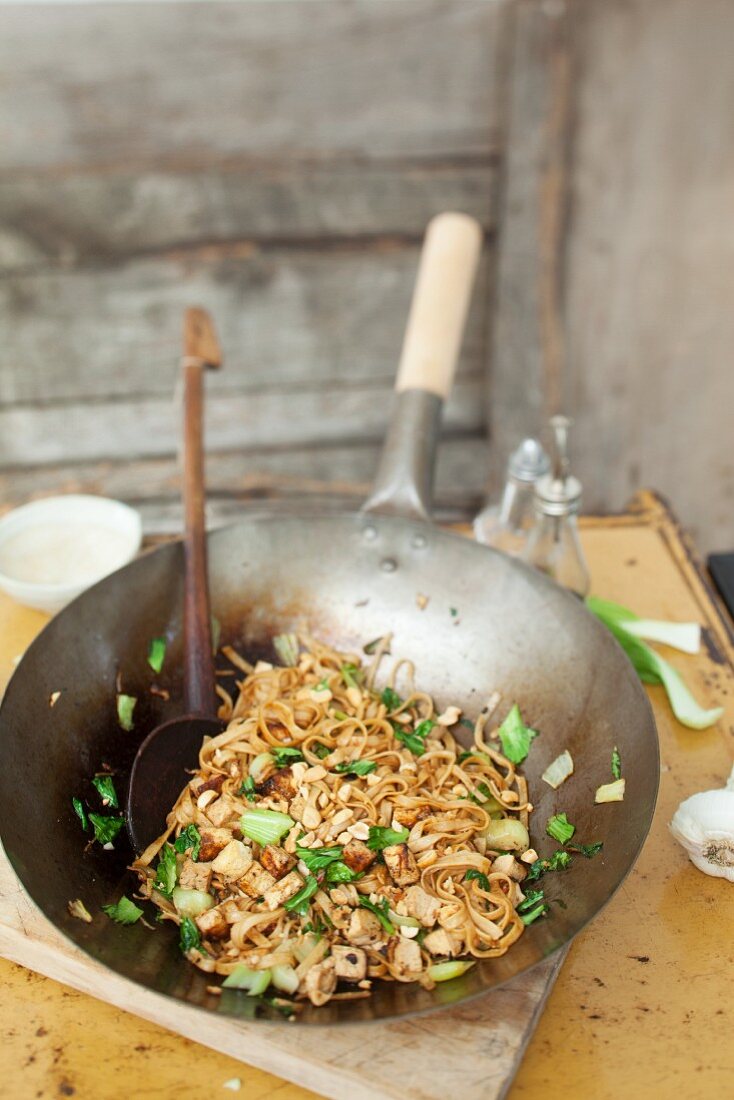 Reisbandnudeln mit Tofu & Pak Choi (Thailand)