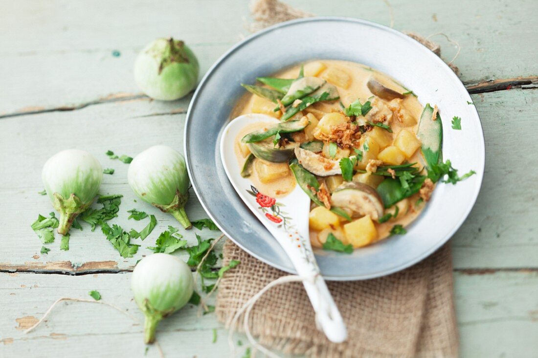 Curry mit Auberginen & Kartoffeln (Thailand)