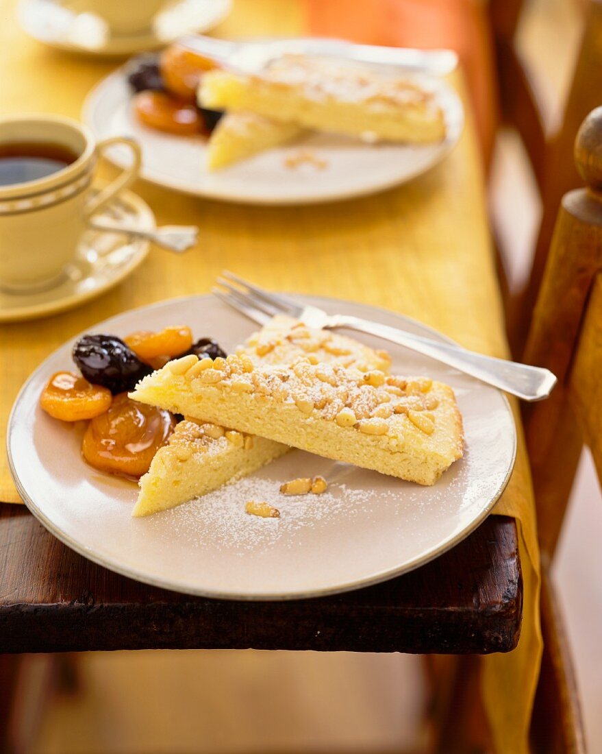 Pinienkernkuchen mit Trockenfrüchten