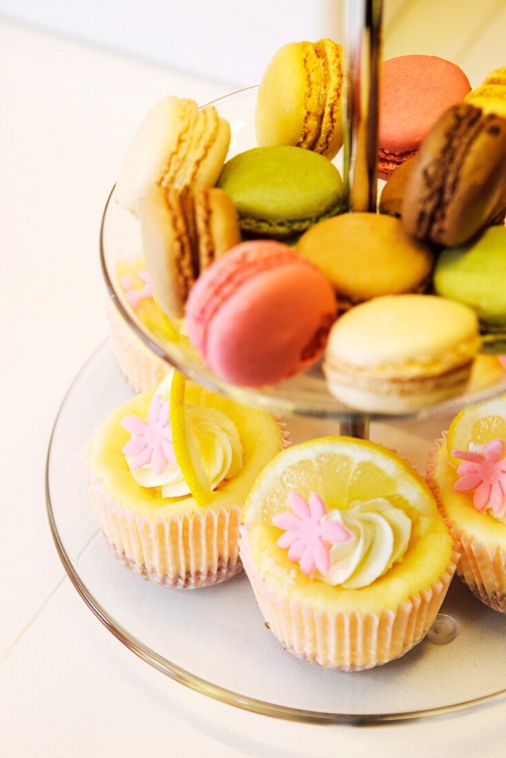 Cupcakes und Macarons auf Etagere