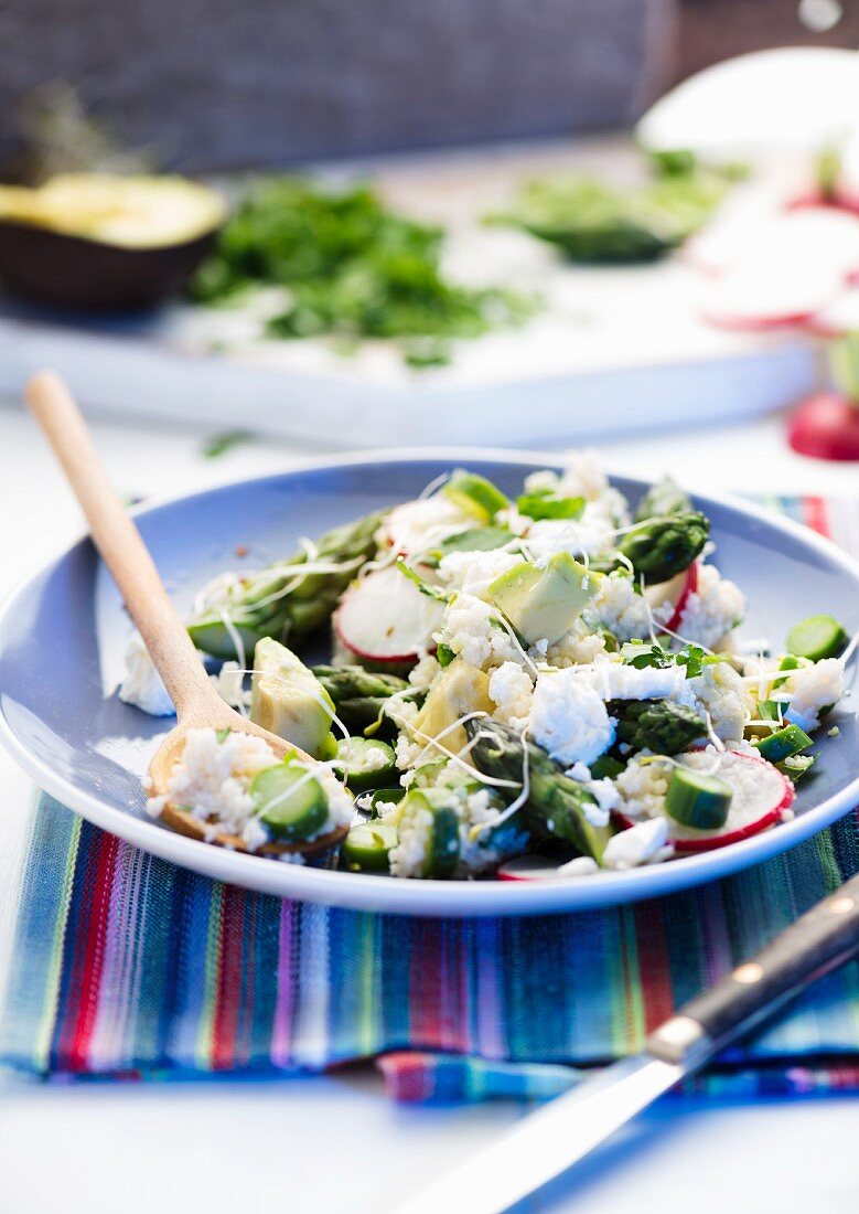 Couscoussalat mit Feta, Radieschen und Spargel