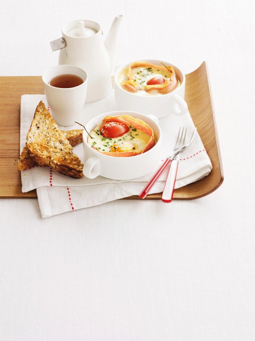 Gebackene Eier mit Schinken und Tomaten zum Frühstück