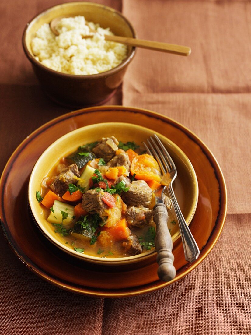 Lammtajine mit Aprikosen und Couscous