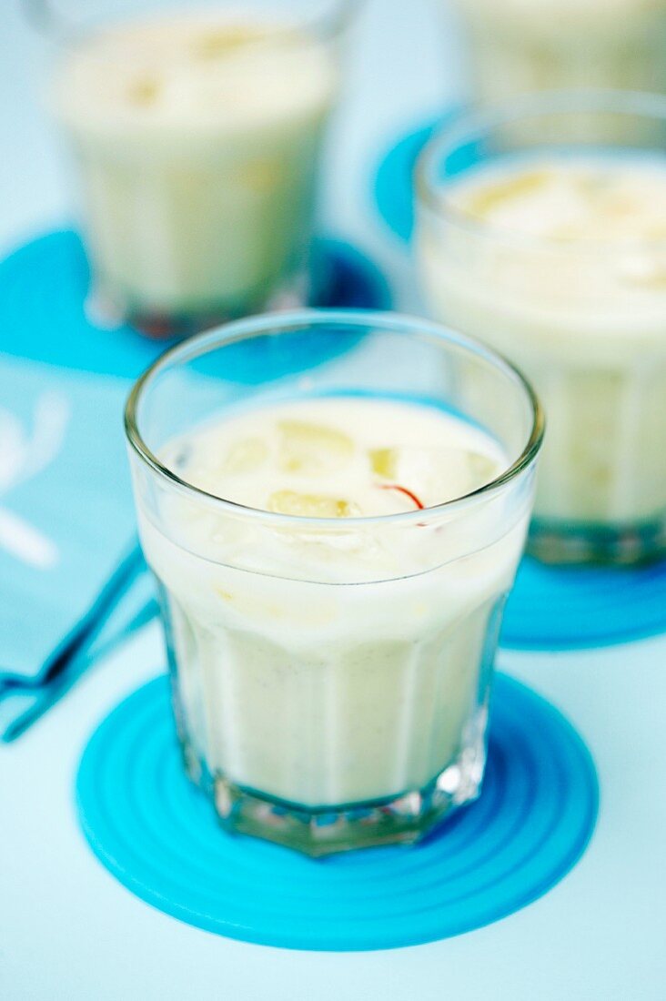 Milk shakes with saffron and fruit