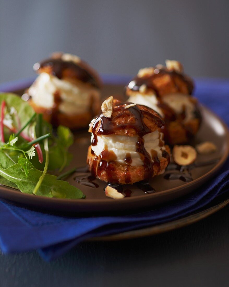 Profiteroles mit Ziegenkäse und Balsamicoessig