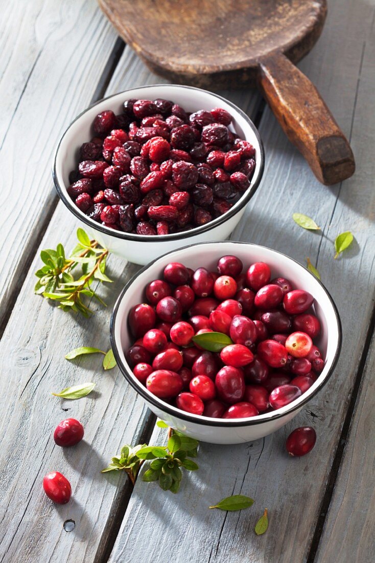 Trockene und frische Cranberries