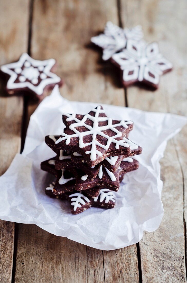 Gingerbread decorated with icing sugar